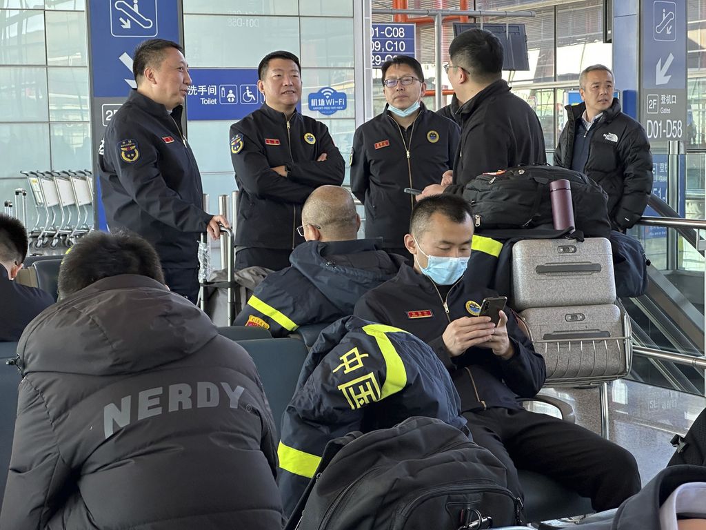 Petugas penyelamatan bersiap terbang ke Aksu, Xinjiang, dari Bandara Internasional Beijing, Beijing, China, Selasa (23/1/2024). 