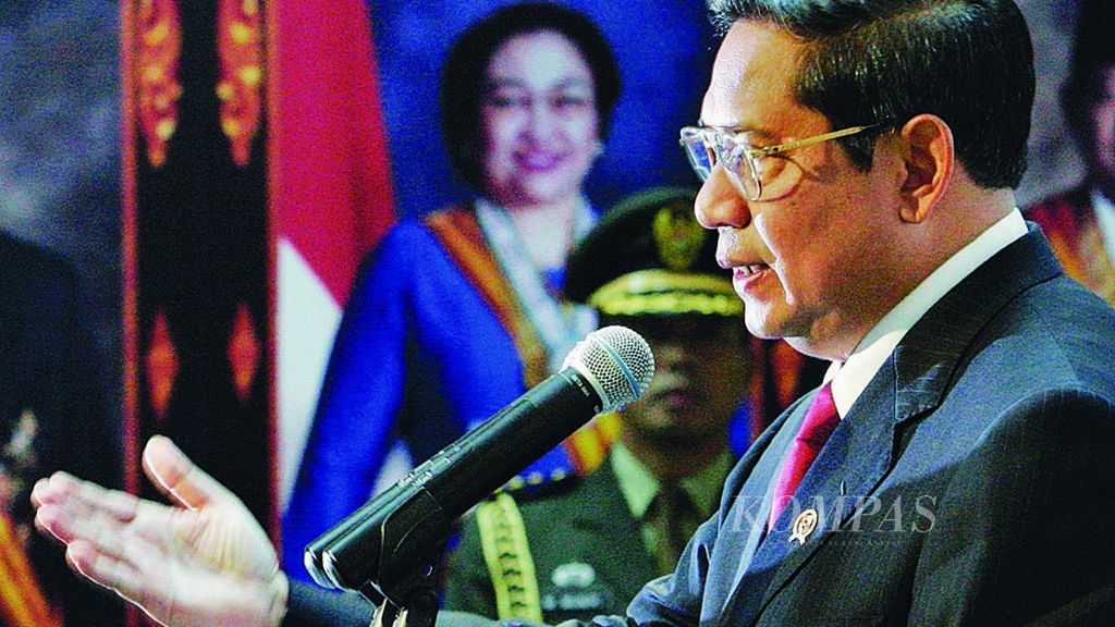 Presiden Susilo Bambang Yudhoyono memberikan keterangan pers sehubungan dengan jatuhnya nilai tukar rupiah dan saham yang terjadi belakangan ini, Selasa (30/8-2005) di Kantor Presiden. 