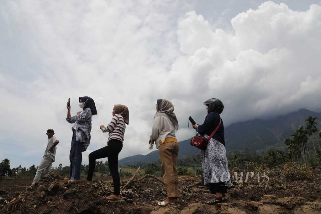 Warga menonton tim gabungan yang masih mencari lima korban longsor di Nagari Malampah, Kecamatan Tigo Nagari, Kabupaten Pasaman, Sumatera Barat, Minggu (27/2/2022). Longsor itu terjadi setelah gempa bermagnitudo 6,1 mengguncang Pasaman dan sekitarnya pada 25 Februari lalu.