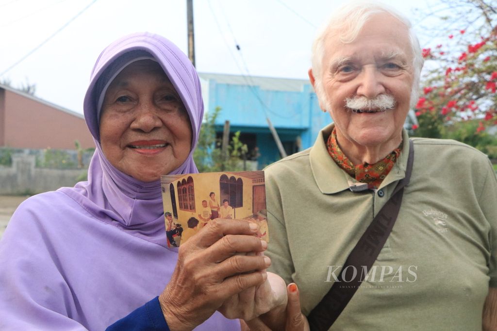 Rasuna (74), warga Kelurahan Paya Pasir, menunjukkan foto koleksinya saat ia beserta suaminya menemani peneliti Edward Edmunds McKinnon melakukan eksplorasi arkeologi di Situs Kota China, Medan, Sumatera Utara, Kamis (16/3/2023). 