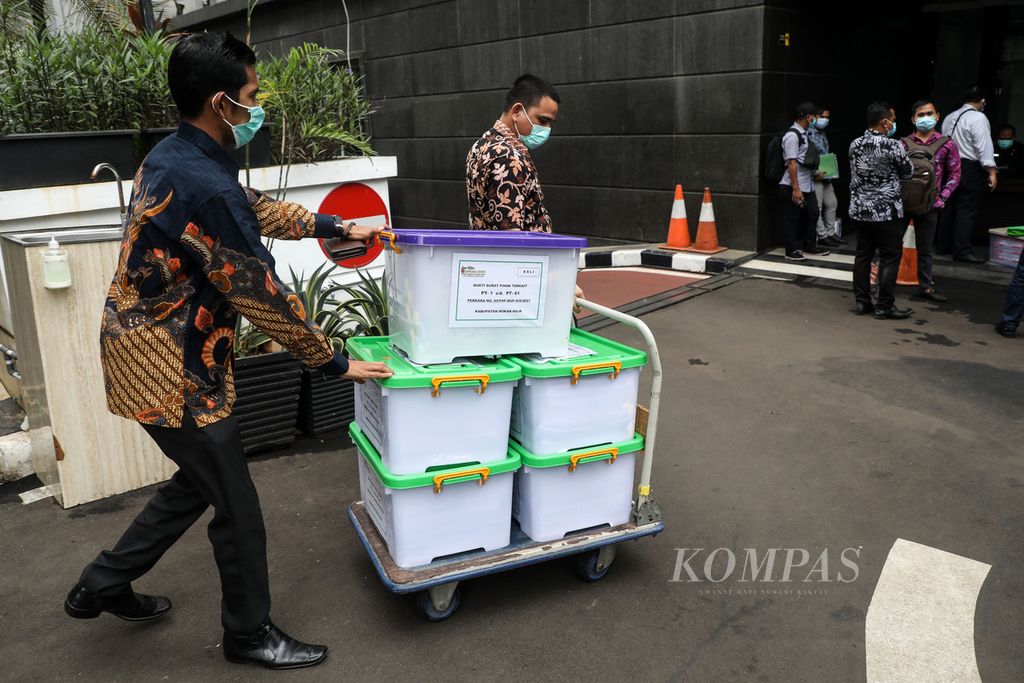 Pihak yang berperkara dalam perselisihan hasil pemilihan kepala daerah membawa barang bukti yang akan digunakan dalam persidangan di Mahkamah Konstitusi, Jakarta, Januari 2021. 