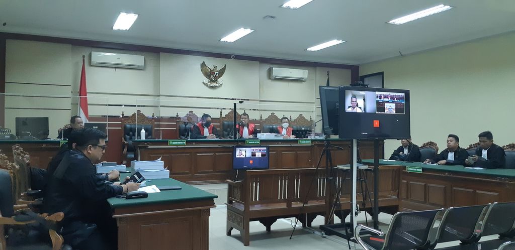 Terdakwa kasus korupsi suap lelang jabatan dan gratifikasi Bupati Bangkalan Abdul Latif Amin Imron menjalani sidang di Pengadilan Tipikor Surabaya, Selasa (25/7/2023). Dia dituntut 12 tahun penjara dan denda Rp 500 juta. 