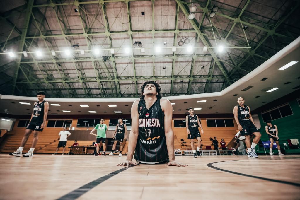 <i>Forward </i>timnas basket Indonesia, Julian Chalias (tengah), mempersiapkan diri sebelum laga uji coba di GOR Soemantri Brodjonegoro, Jakarta, Jumat (16/2/2024). Julian, 21 tahun, merupakan salah satu pemain muda yang dipilih masuk ke skuad untuk jendela pertama Kualifikasi Piala Asia 2025.