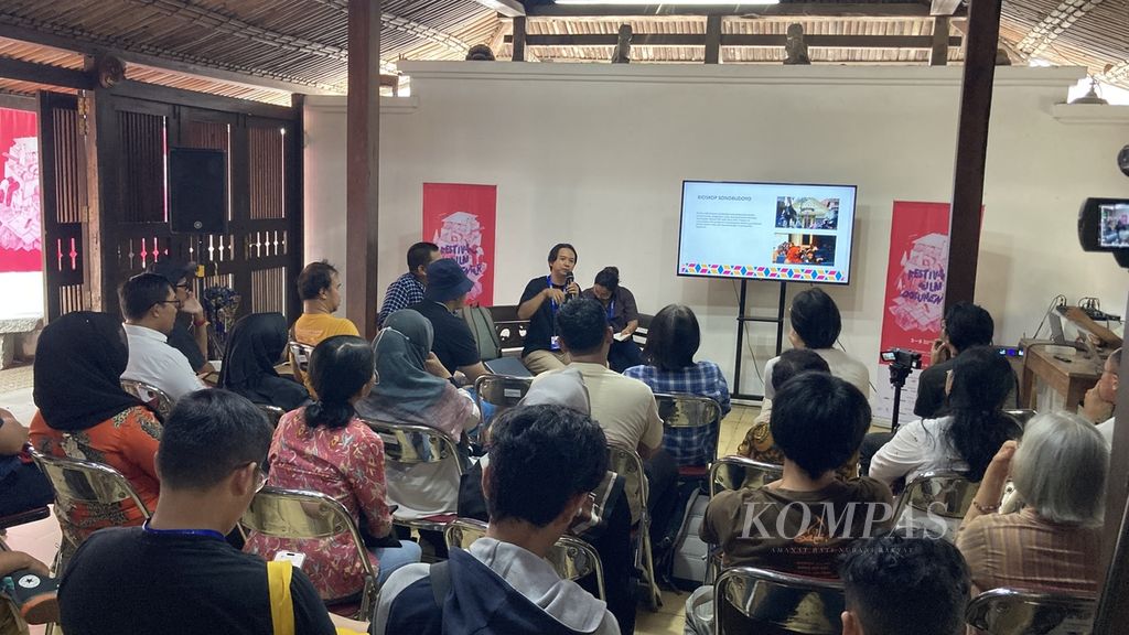 Suasana diskusi perfilman di Yogyakarta, Rabu (6/12/2023). Diskusi ini merupakan salah satu rangkaian acara Festival Film Dokumenter 2023 yang berlangsung di Yogyakarta pada 3-9 Desember 2023.  Ada 84 film dari 42 negara yang ditayangkan di festival tahunan ini.
