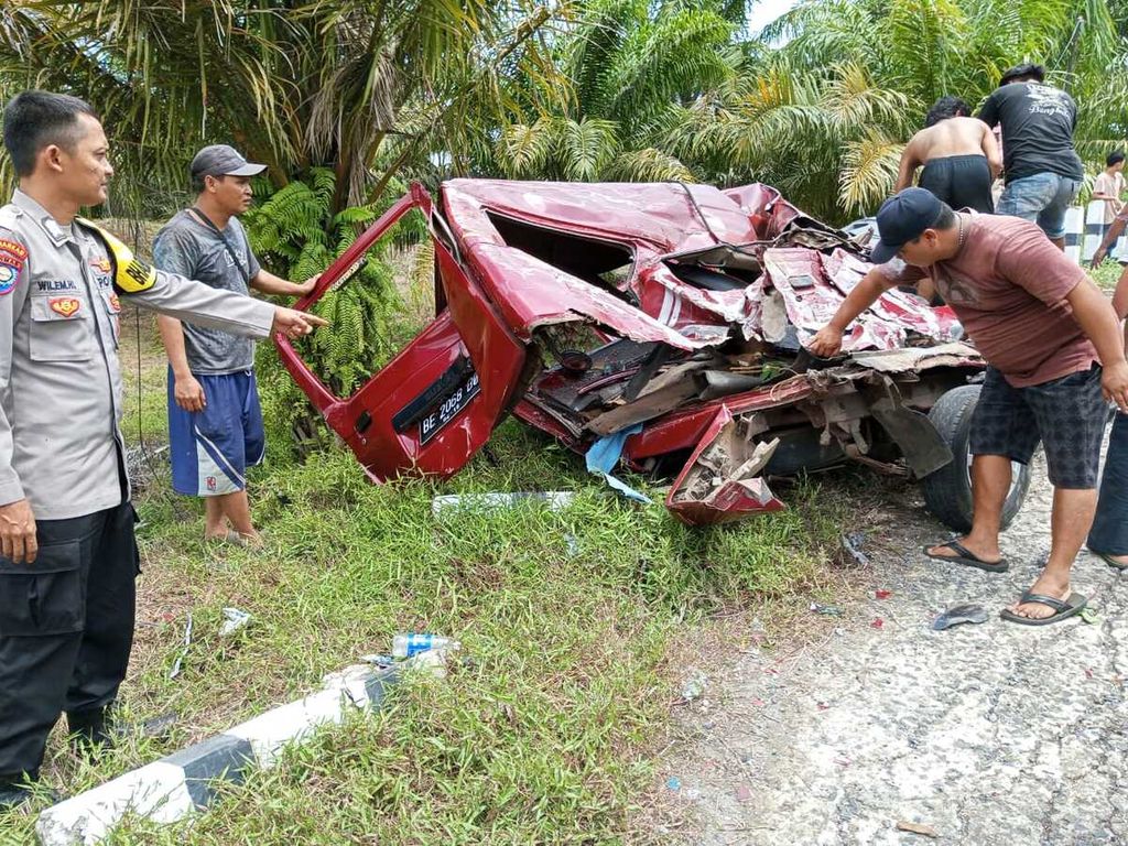 Kecelakaan antara truk fuso bermuatan ikan dan minibus terjadi di jalan lintas barat Sumatera, tepatnya di Pekon Lemong, Kecamatan Lemong, Kabupaten Pesisir Barat, Lampung, pada Sabtu (14/9/2024). Akibat kecelakaan tersebut, dua orang meninggal dan lima lainnya luka ringan.