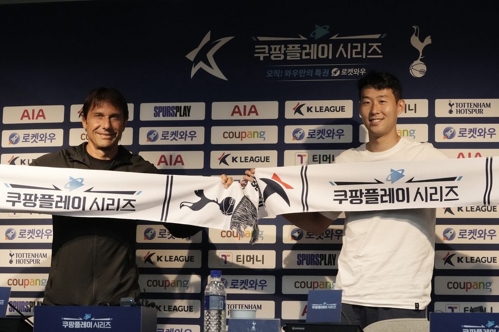 Manajer Tottenham Hotspur Antonio Conte (kiri) dan pemainnya, Son Heung-min, berpose pada konferensi pers Stadion Piala Dunia Seoul, Korea Selatan, Selasa (12/7/2022). Spurs akan menjalani laga ekshibisi melawan tim K-league pada Rabu (13/7/2022). 