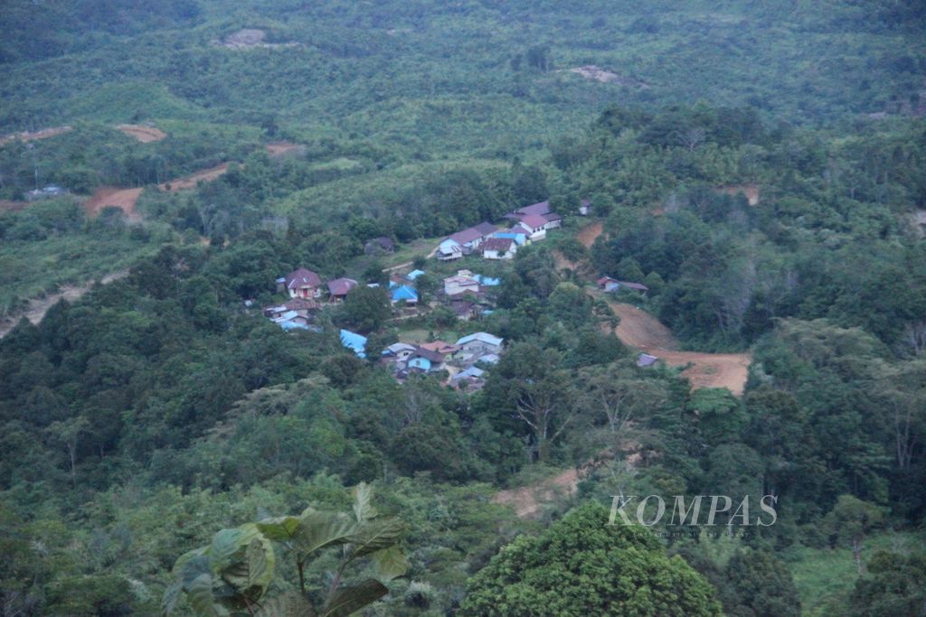 Pemandangan dari ketinggian Dusun Badat Baru, Desa Suruh Tembawang, Kecamatan Entikong, Kabupaten Sanggau, Kalimantan Barat, perbatasan Indonesia-Malaysia yang dilintasi jalan paralel, Jumat (15/7/2022).