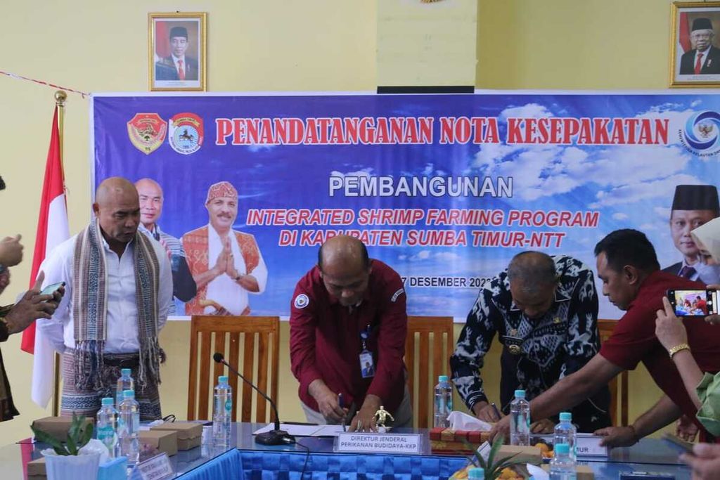 Dirjen Perikanan Budidaya Kementerian Kelautan dan Perikanan Tb Haeru Rahayu dan Bupati Sumba Timur Kristophel Praing sedang menandatangani nota kesepahaman pengembangan udang di Sumba Timur, di Kupang, Selasa (27/12/2022).