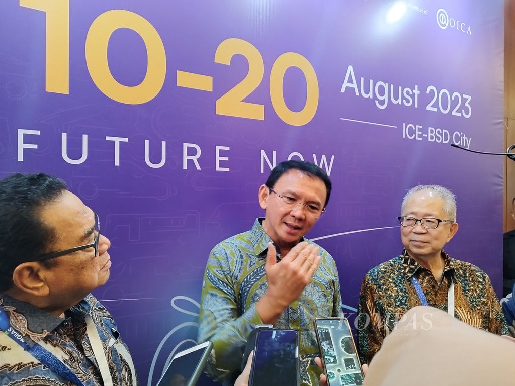 Komisaris Utama PT Pertamina (Persero) Basuki Tjahaja Purnama (tengah) memberikan keterangan kepada awak media sesuai memberikan sambutan dalam acara Gaikindo International Automotive Conference (GIAC) ke-17, di ICE BSD, Kabupaten Tangerang, Selasa (15/8/2023).
