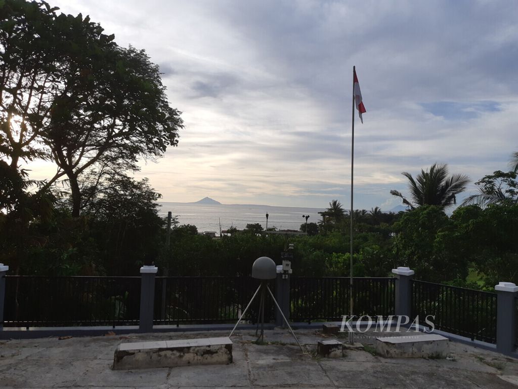 Gunung Anak Krakatau teramati dari Pos Pengamatan Gunung Anak Krakatau di Desa Pasauran, Kecamatan Cinangka, Kabupaten Serang, Banten, Rabu (13/2/2019).