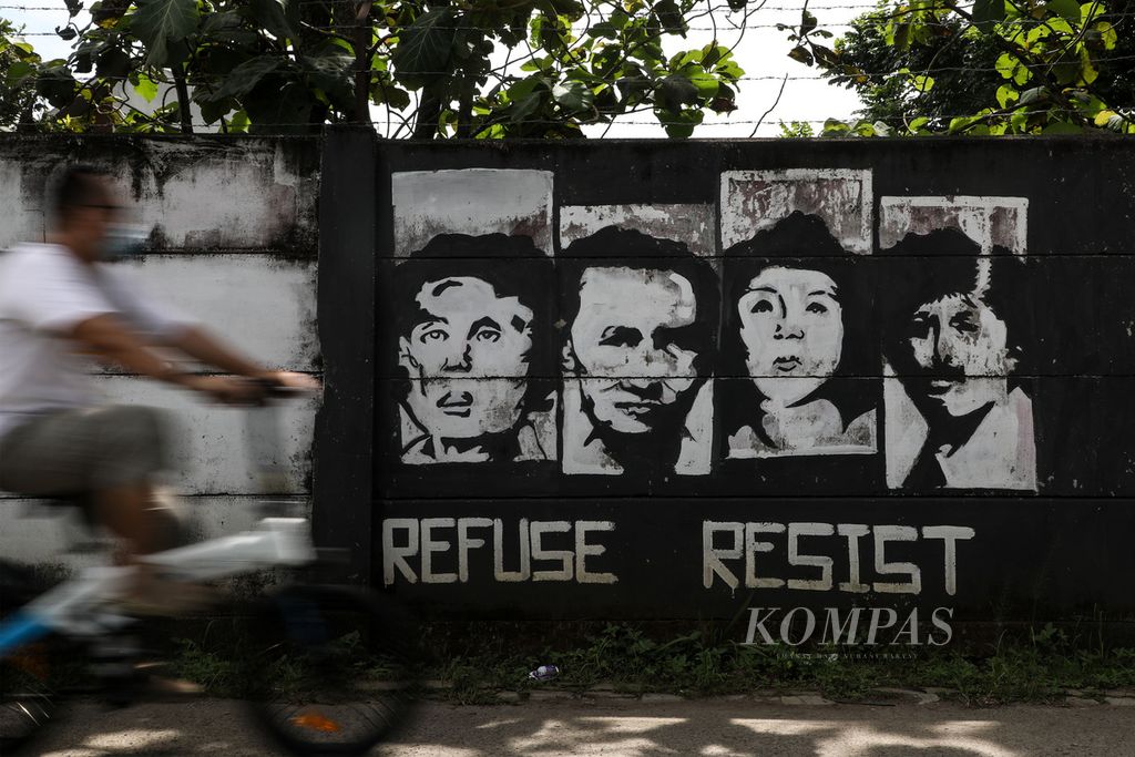 Mural sejumlah tokoh yang wafat karena memperjuangan hak-hak buruh, hak asasi manusia, dan hak warga negara pada zaman Orde Baru, seperti Marsinah dan Munir, menghiasi tembok di Bojongsari, Depok, Jawa Barat, Minggu (14/3/2021). 