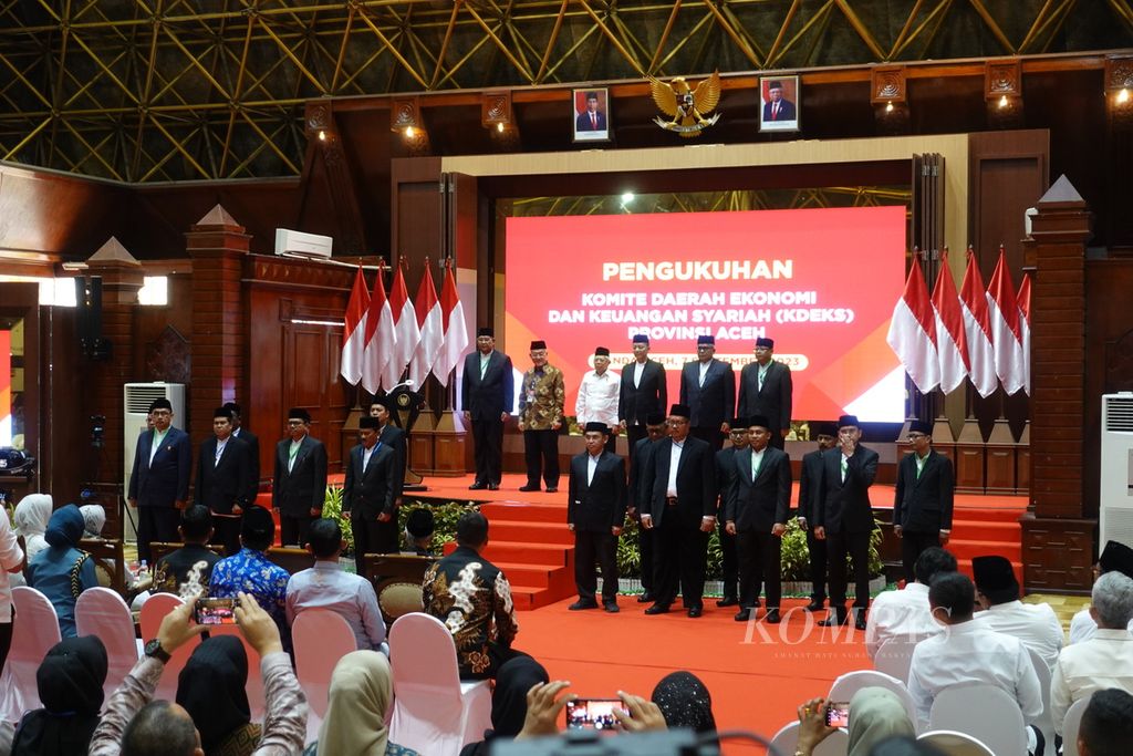Wakil Presiden Ma'ruf Amin saat berfoto bersama pada acara pengukuhan Komite Daerah Ekonomi dan Keuangan Syariah (KDEKS) Provinsi Nanggroe Aceh Darussalam di Banda Aceh, Kamis (7/9/2023).