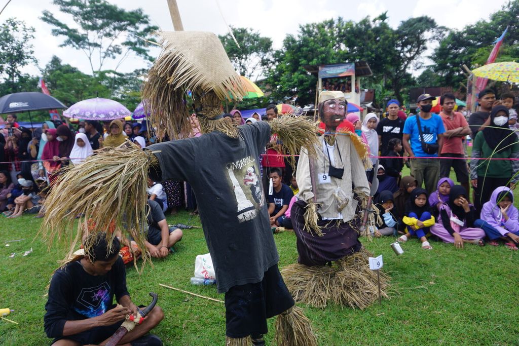 Aneka bentuk orang-orangan sawah dari jerami memeriahkan Festival Jerami di Desa Pangebatan, Kecamatan Karanglewas, Kabupaten Banyumas, Jawa Tengah, Minggu (18/9/2022). Acara ini digelar sebagai wujud syukur atas tanah yang subur.