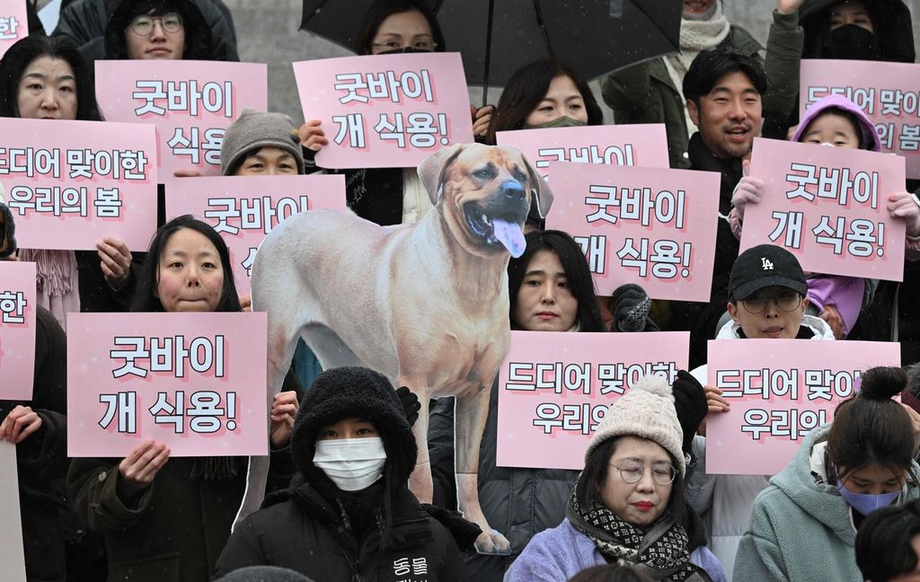 Pendukung kesejahteraan Hewan menanti sidang parlemen Korea Selatan, Selasa (9/1/2024), di Seoul. Dalam sidang itu, seluruh 208 anggota parlemen yang hadir mengesahkan rangcang undang-undang yang melarang konsumsi daging anjing.