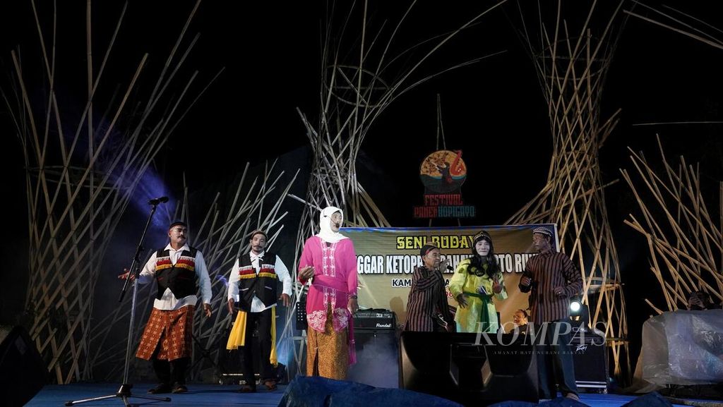 Penampilan kelompok ketoprak dor dari Sanggar Budaya Cipto Rukun Rahayu pada Festival Panen Kopi Gayo 2023 yang digelar di Desa Paya Tumpi Baru, Kecamatan Kebayakan, Kabupaten Aceh Tengah, Aceh, Sabtu (25/11/2023) malam.  