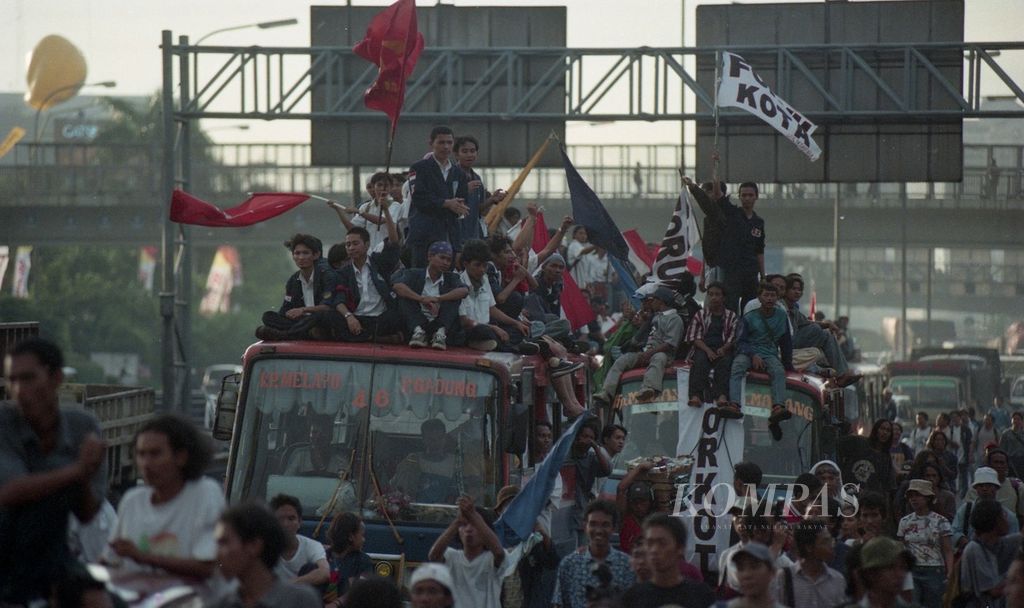 Lebih dari 1.000 mahasiswa dari berbagai kesatuan aksi di Jakarta turun ke jalan, 13 April 1999, menyatakan sikap "tidak percaya" Pemilu 1999 akan berlangsung demokratis, jujur, dan adil. Gagal mendekati Gedung MPR/DPR, sebagian mahasiswa berkonvoi melalui jalan-jalan protokol Ibu Kota.