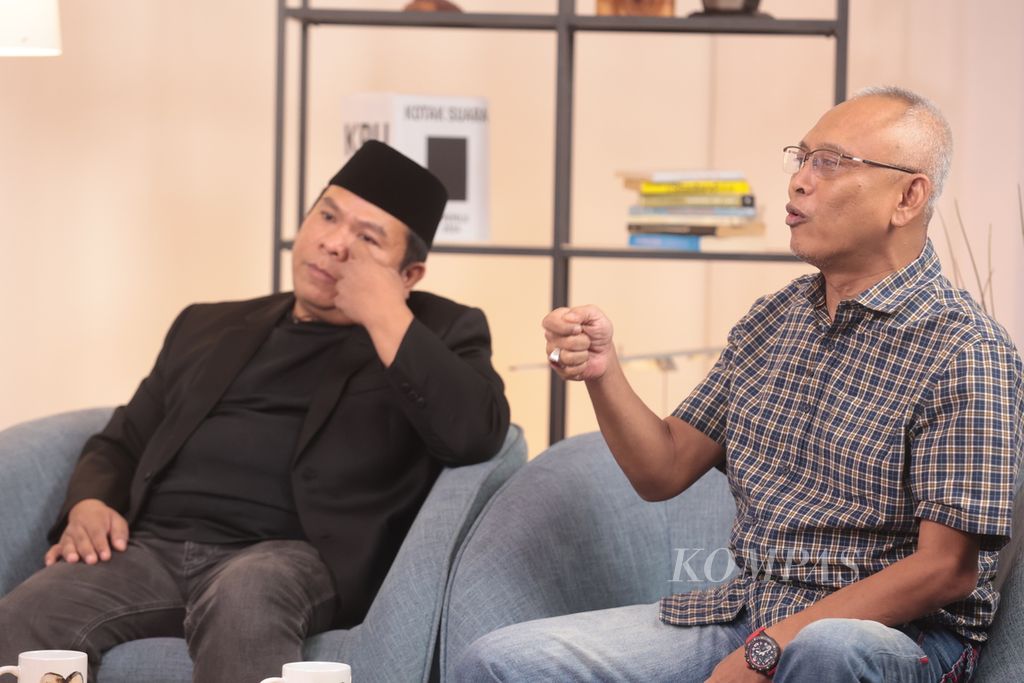 Politisi PDI Perjuangan, Arief Wibowo (kanan), bersama politisi dari PKB, Luqman Hakim, menjadi pembicara dalam diskusi Strategi Pemilu 2024 di Jakarta, Selasa (11/4/2023). Diskusi membahas startegi pembiayaan menjadi politisi dengan modal cekak dalam Pemilu 2024. 