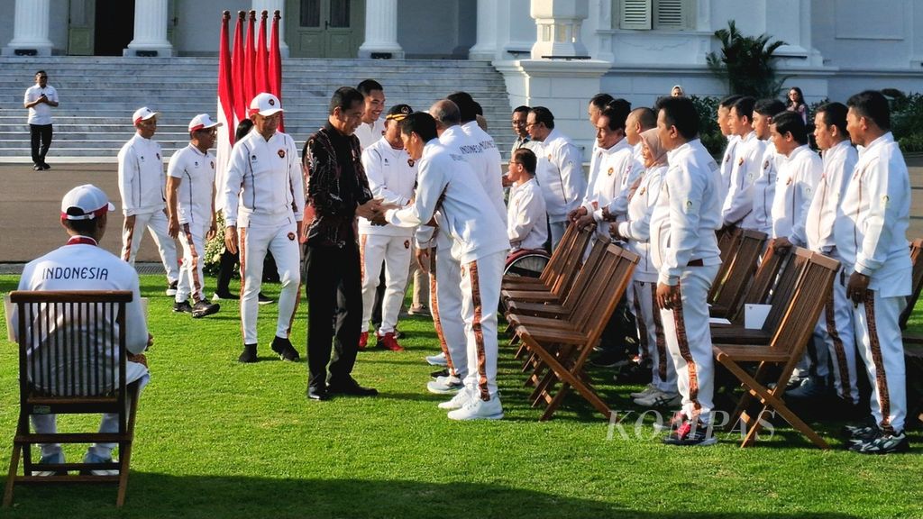 Presiden Joko Widodo memberikan ucapan selamat kepada para atlet Paralimpiade Paris 2024 saat Penyerahan Bonus dan Apresiasi Atlet Paralympic Games Paris 2024 di halaman Istana Merdeka, Jakarta, Rabu (11/9/2024).