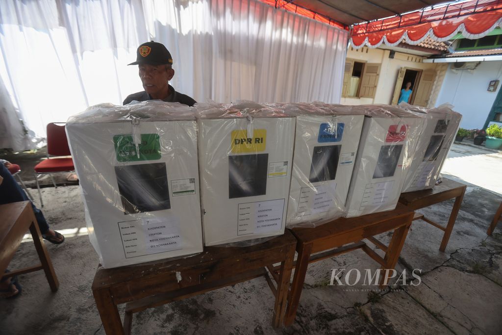 Petugas KPPS menata logistik pemilu yang diangkut menggunakan becak motor di TPS 07, Kelurahan Kadipaten, Kecamatan Kraton, Yogyakarta, Selasa (13/2/2024). 