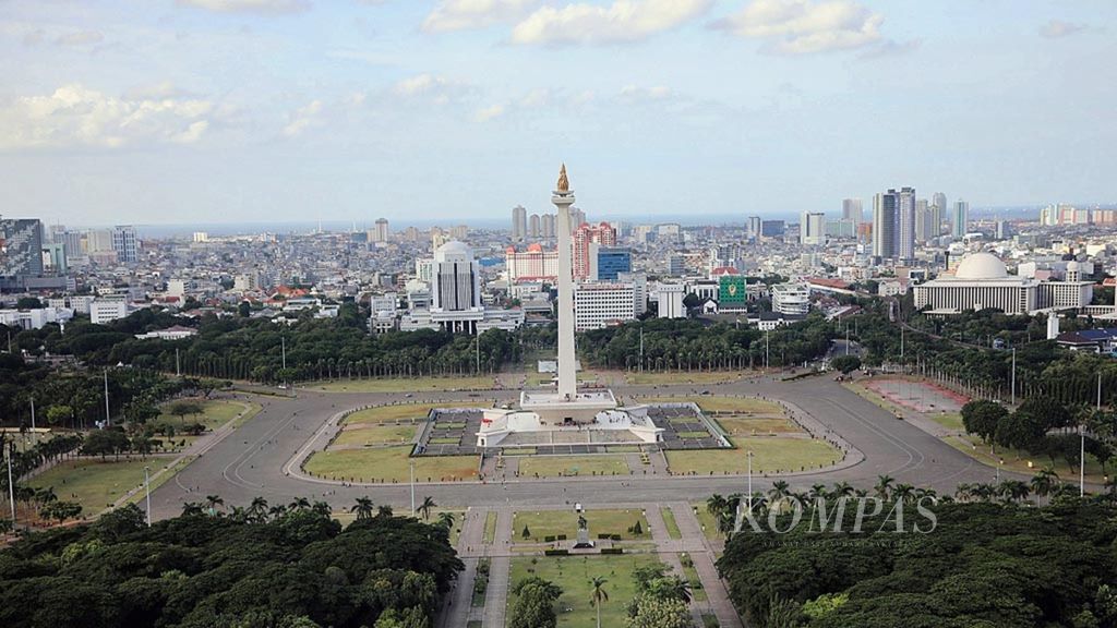 Pemandangan Tugu Monas, Jakarta Pusat, dan Taman Medan Merdeka yang mengelilinginya, Kamis (3/1/2019).