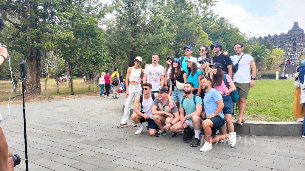 Rombongan wisatawan asing asal Italia berfoto bersama sebelum naik ke bangunan Candi Borobudur, Minggu (6/8/2023). Kunjungan ke bangunan candi sangat diminati wisatawan, terutama wisatawan mancanegara.