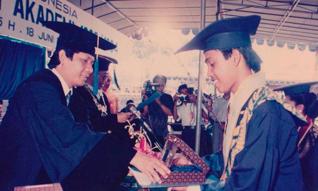Mahfud MD (kiri) mewisuda lulusan sarjana di UII. 