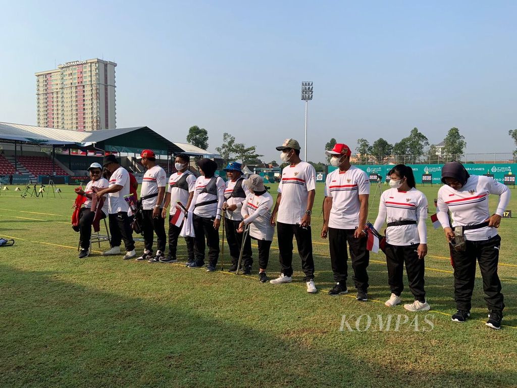 Para pemanah paralimpiade Indonesia mendengarkan instruksi pelatih sebelum memulai sesi latihan di Lapangan Kota Barat, Jumat (29/7/2022) pagi. Indonesia menurunkan 12 pemanah, masing-masing enam pemanah di divisi recurve dan compound. 