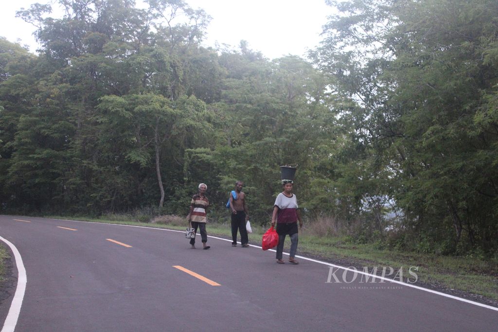 Pengungsi terdampak erupsi Gunung Lewotobi Laki-laki untuk sementara meninggalkan lokasi pengungsian di Desa Konga, Kecamatan Titihena, Kabupaten Flores Timur, Nusa Tenggara Timur, pada Sabtu (13/1/2024). Mereka kembali ke kampung mereka di Desa Nobo untuk memberi makan ternak. Malam harinya, mereka kembali ke lokasi pengungsian.