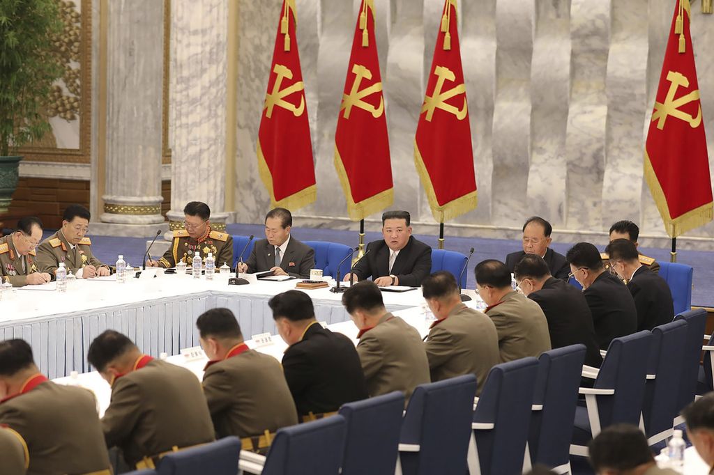 Dalam foto yang disediakan oleh Pemerintah Korea Utara tampak Pemimpin Korut Kim Jong Un tengah memimpin pertemuan Komisi Militer Partai Pusat pada 21-23 Juni 2022 di Pyongyang.