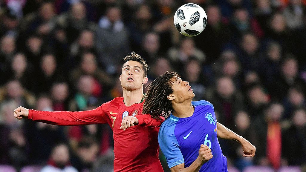 Penyerang  tim nasional Portugal, Cristiano Ronaldo (kiri), berebut bola atas dengan bek timnas Belanda, Nathan Ake, dalam pertandingan uji coba di Stadion Geneve,   Geneva, Swiss, Selasa (27/3) dini hari WIB. Belanda memenangi laga itu dengan skor 3-0. 