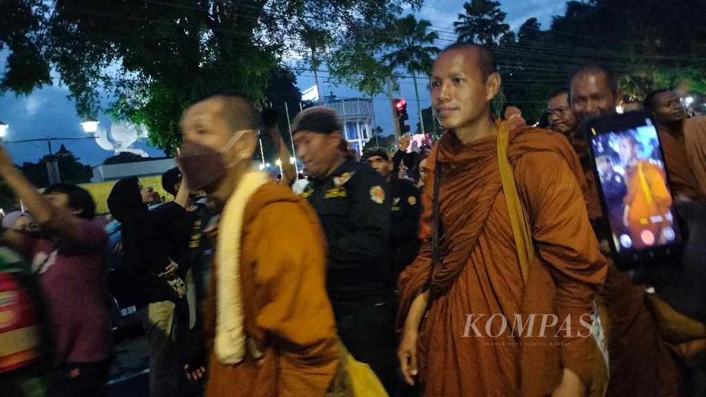 Sejumlah biksu yang menjalankan ritual thudong dari Thailand tiba di alun-alun Magelang, Selasa (30/5/2023) petang.