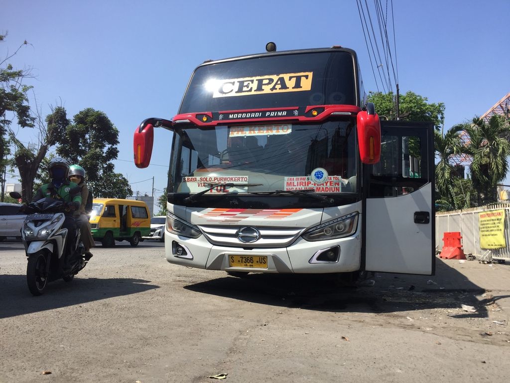 Bus Patas Eka menunggu penumpang dekat area gerbang keluar Terminal Purabaya di Bungurasih, Sidoarjo, Jawa Timur, Kamis (31/8/2023).