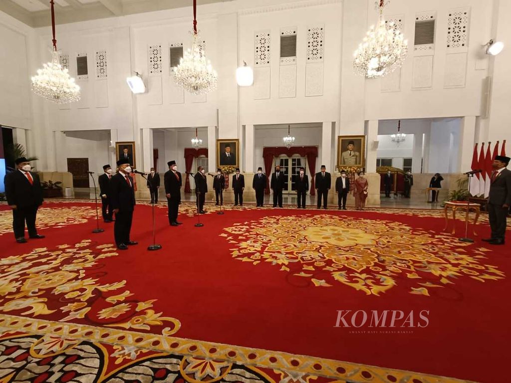 Pelantikan menteri dan wakil menteri oleh Presiden Joko Widodo di Istana Negara, Jakarta, Rabu (14/6/2022). 