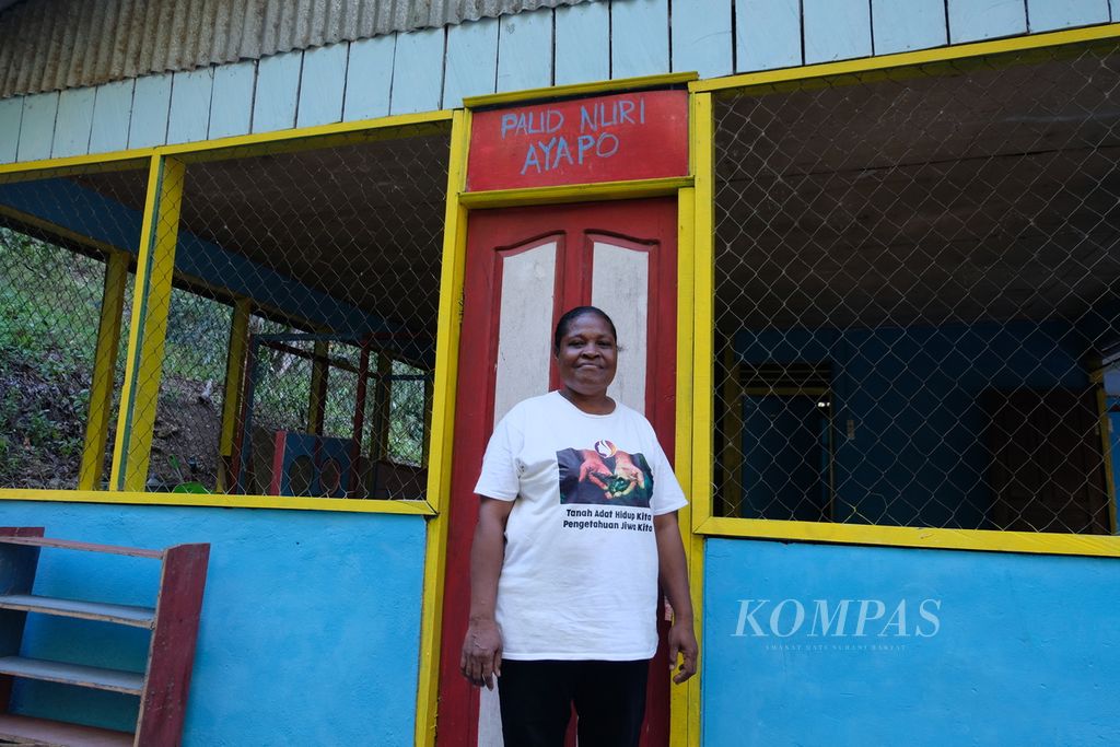 Yosina Deda (48), warga Kampung Ayapo sekaligus guru PAUD di kampung tersebut, Rabu (30/8/2023), di Kampung Ayapo, Distrik Sentani Timur, Kabupaten Jayapura, Papua. Kampung di pesisir Danau Sentani itu hanya mempunyai satu PAUD dan jadi pilar mengajarkan anak untuk membaca, menulis, dan menghitung.