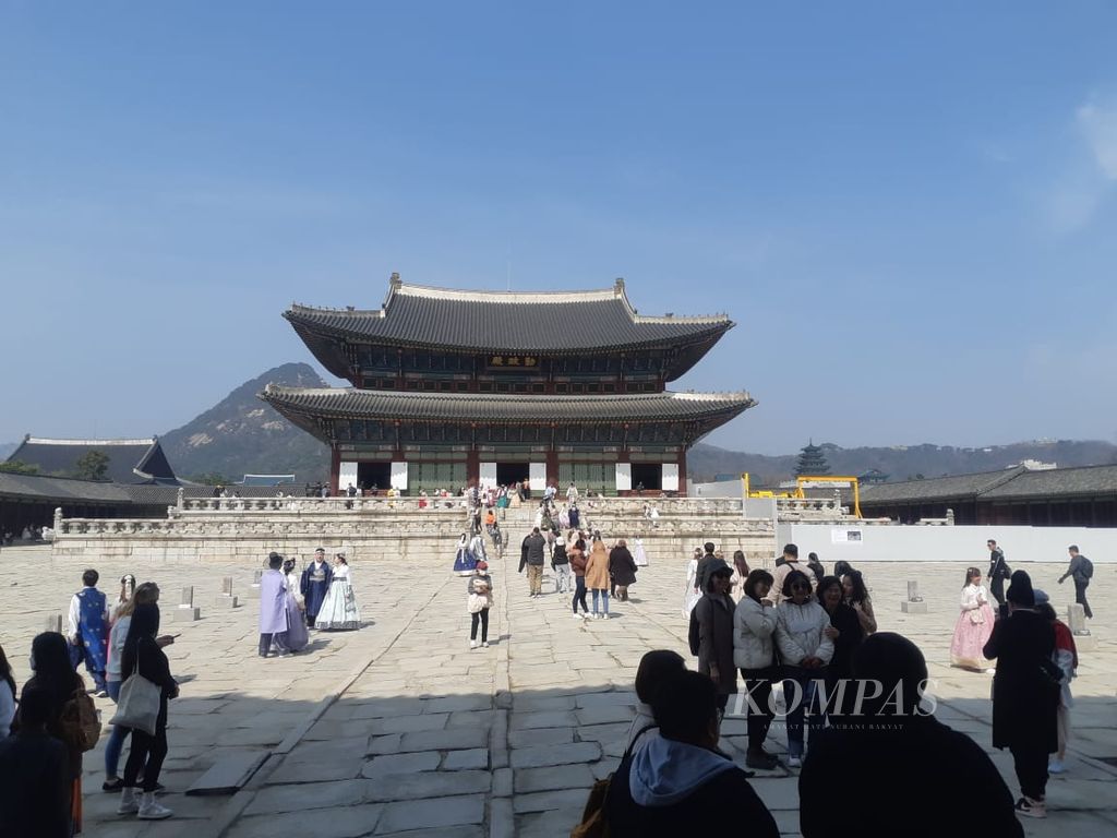 Pengunjung berkerumun di depan Balai Geunjeongjeon di Istana Gyeongbokgung, Seoul, Korea Selatan, Maret 2023.