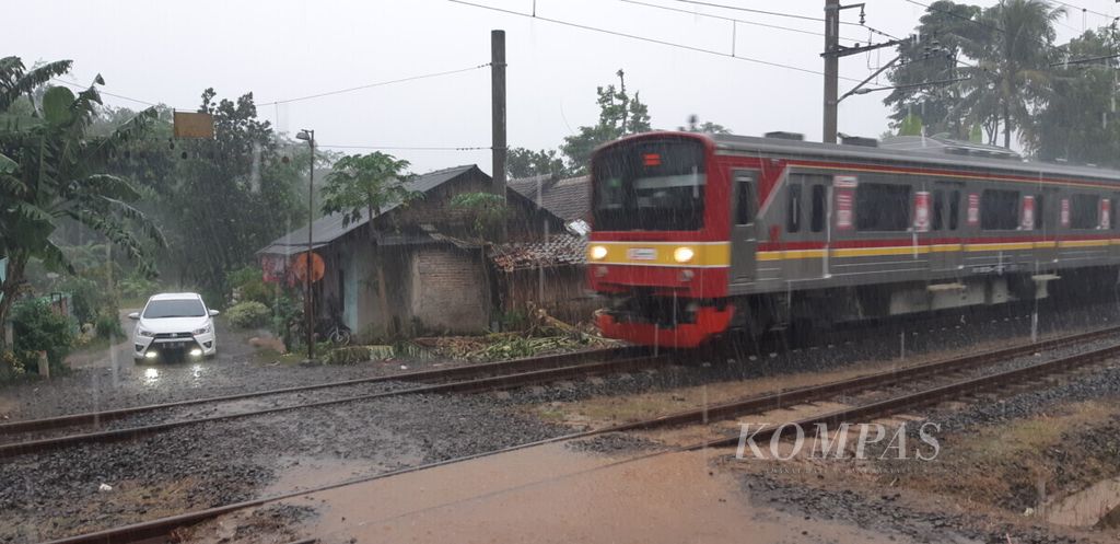 The railroad crossing without a gate in Kampung Kandang, Jatake Village, Pagedangan District, Tangerang Regency, on Sunday (12/5/2019). This unguarded area is prone to accidents.