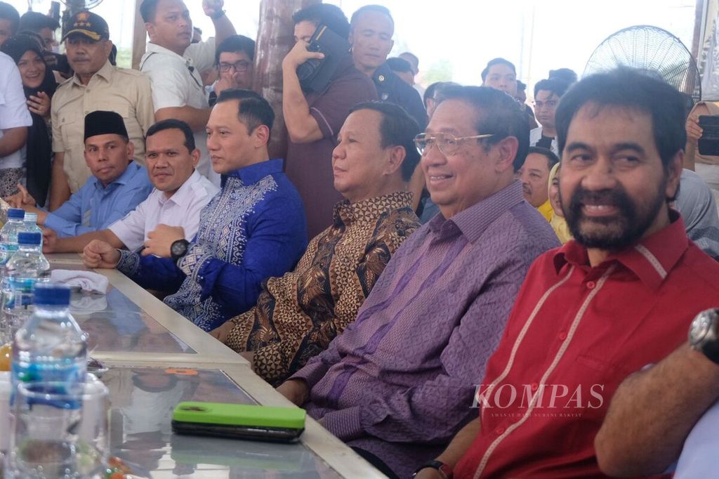 Ketua Umum Partai Demokrat Agus Harimurti Yudhoyono; calon presiden nomor urut 2, Prabowo Subianto; Ketua Majelis Tinggi Partai Demokrat Susilo Bambang Yudhoyono; dan Ketua Partai Aceh Muzakir Manaf (dari kiri ke kanan) duduk bersama saat berkampanye di Banda Aceh, Selasa (26/12/2023). 