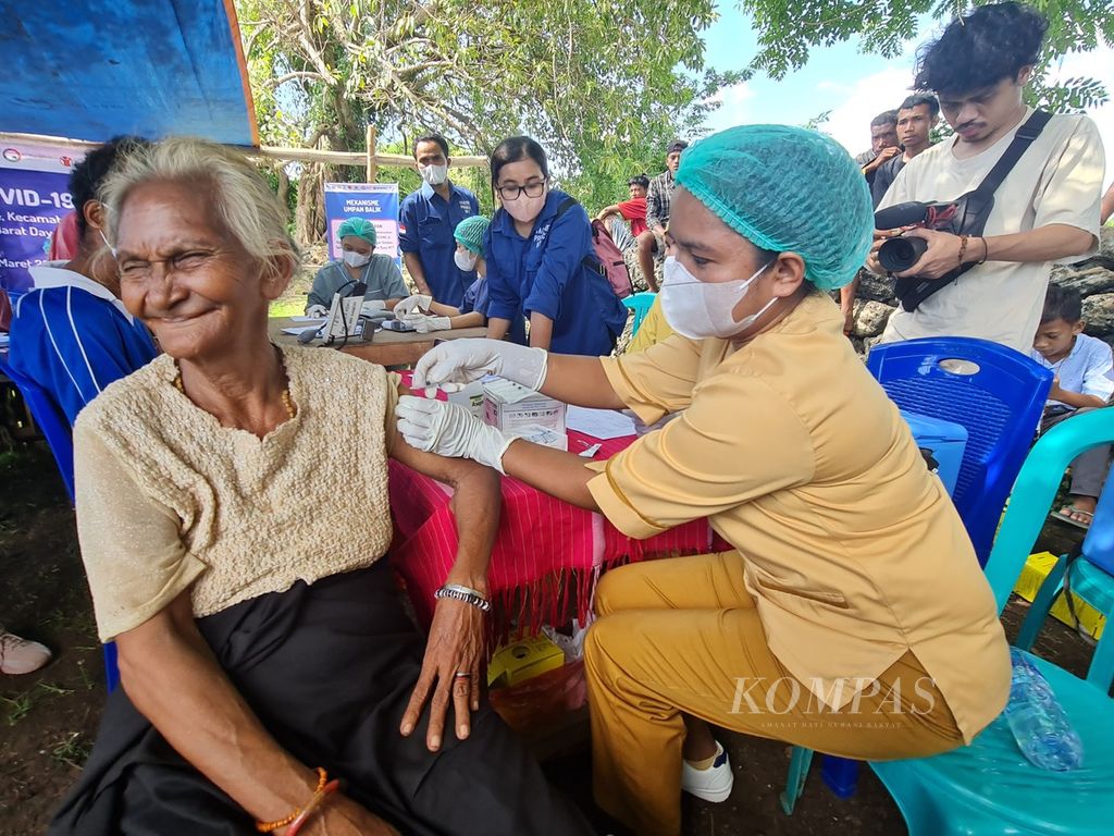 Suasana pelaksanaan vaksinasi Covid-19 inklusif di Kampung Adat Ratenggaro, Desa Maliti Bondo Ate, Kodi Bangedo, Sumba Barat Daya, NTT, Minggu (12/3/2023) siang. 