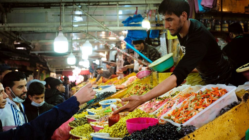 Konsumen membeli bahan pangan di pasar Casablanca, Maroko, pada hari pertama bulan puasa, 14 April 2021.  