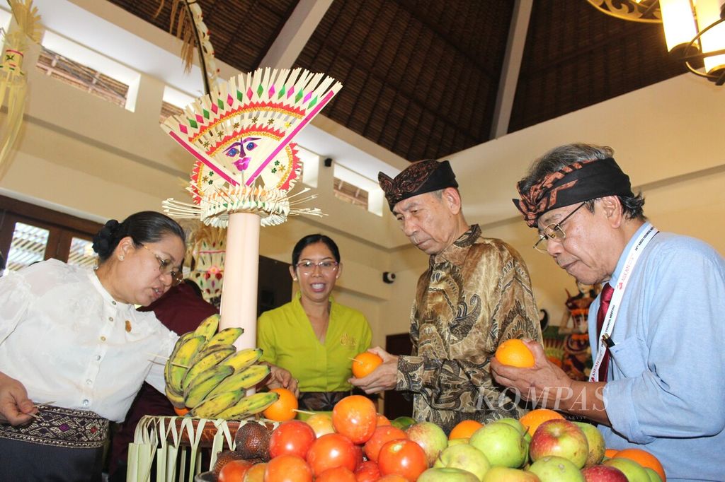 Sejumlah delegasi pilar sosial budaya negara-negara Asia Tenggara menyusun gebogan di Taman Budaya Garuda Wisnu Kencana (GWK), Bali, Senin (8/5/2023). Sebelumnya, para delegasi mengikuti sidang ASEAN Socio Cultural Community (ASCC) yang menjadi rangakaian kegiatan Konferensi Tingkat Tinggi (KTT)ke-42 ASEAN.