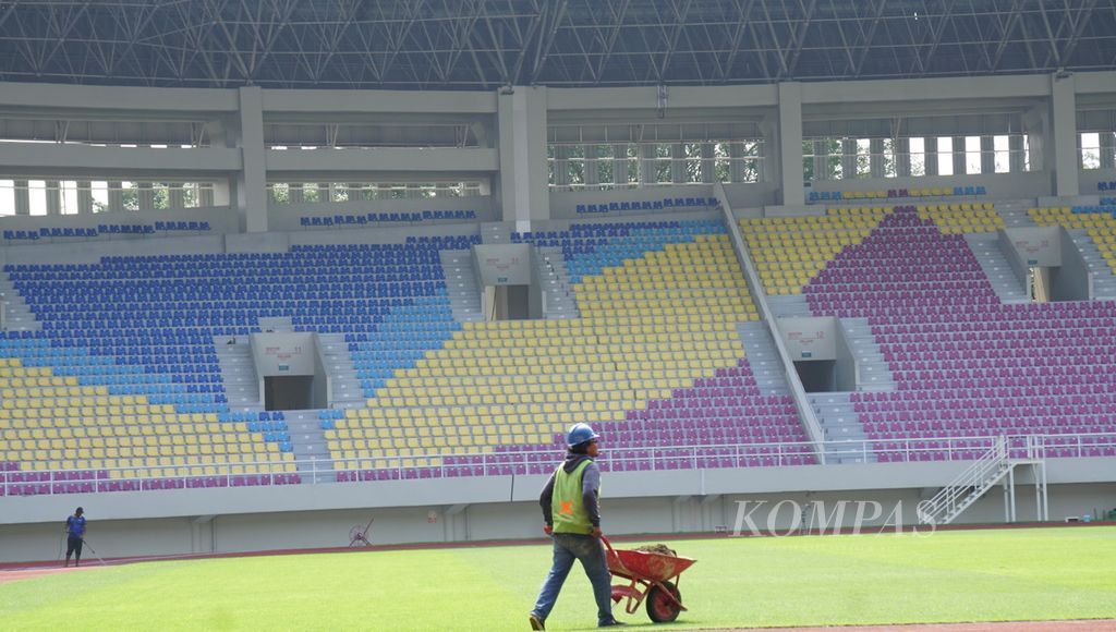 Suasana pengerjaan renovasi untuk gelaran Piala Dunia U-20 di Stadion Manahan, Kota Surakarta, Jawa Tengah, Senin (21/3/2023). 