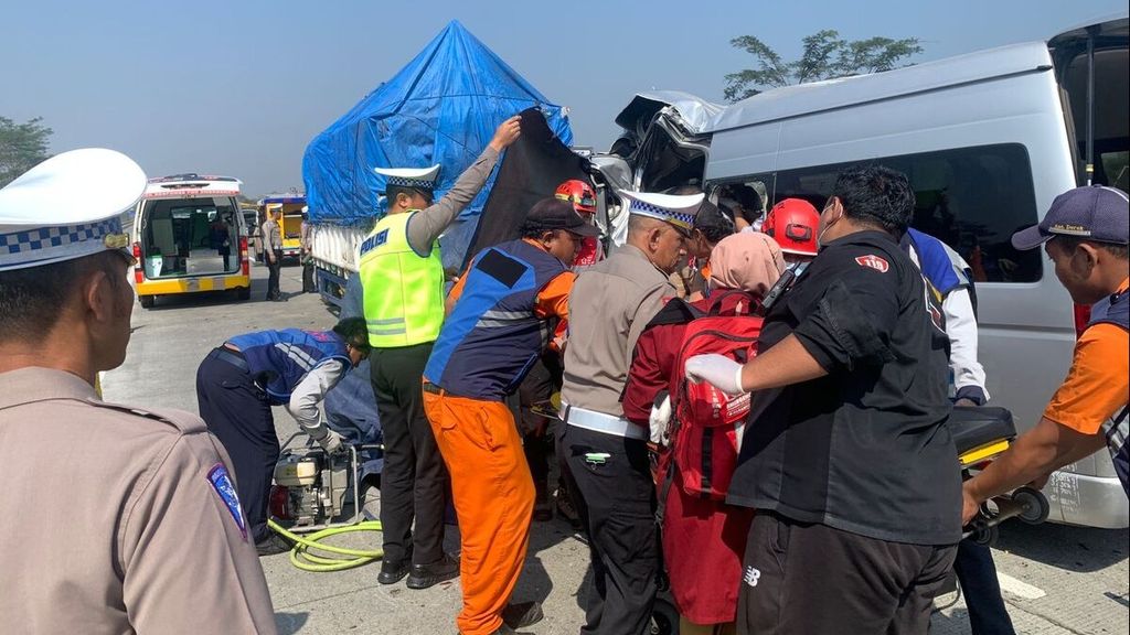 Petugas tengah mengevakuasi penumpang minibus yang terlibat kecelakaan di Jalan tol Pandaan-Malang tepatnya di Kilometer 85+400A di Singosari, Kabupaten Malang, Jawa Timur, Selasa (29/8/2023).