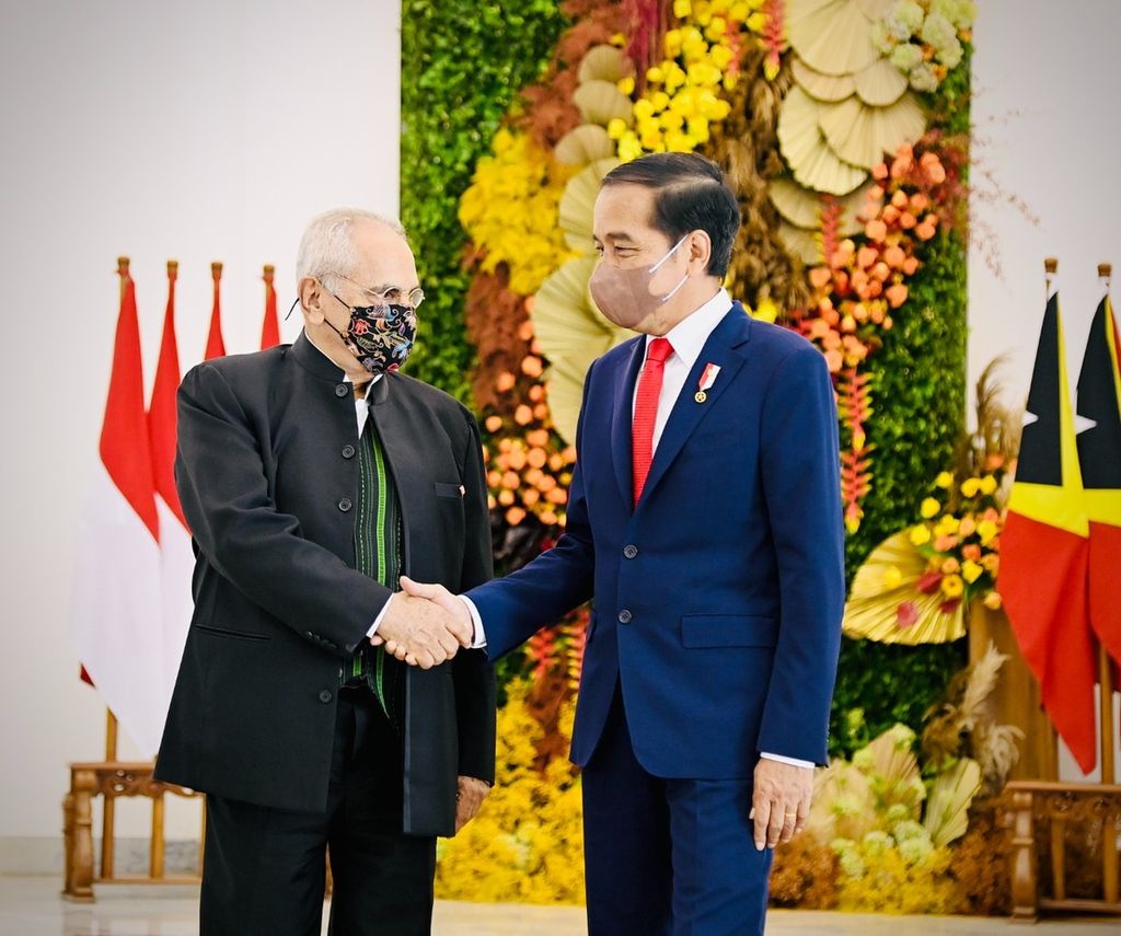 Presiden Republik Demokratik Timor Leste José Ramos Horta berjabat tangan dengan Presiden Joko Widodo dalam kunjungan kenegaraan pertamanya setelah dilantik untuk kedua kalinya sebagai Presiden. Kunjungan kenegaraan dilakukan di Istana Kepresidenan Bogor, Selasa (19/7/2022).