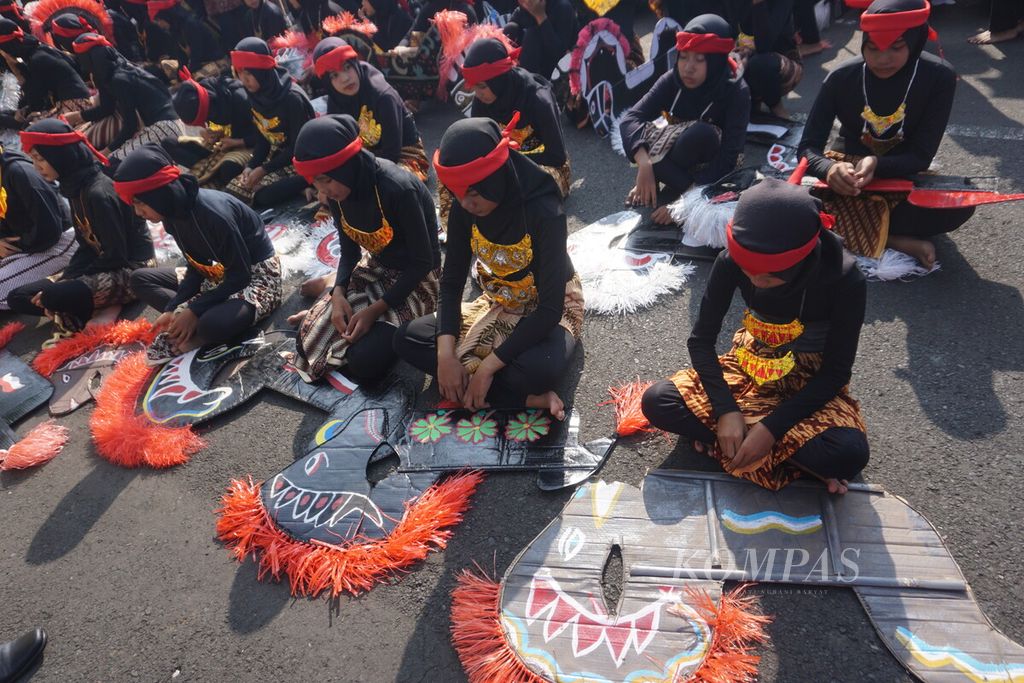 Siswa-siswi SMP N 1 Lumbir bersiap menari tarian Ebeg Banyumasan di Alun-alun Purwokerto, Banyumas, Jawa Tengah, Selasa (2/5/2023). Tarian itu digelar untuk memeriahkan peringatan Hari Pendidikan Nasional. 