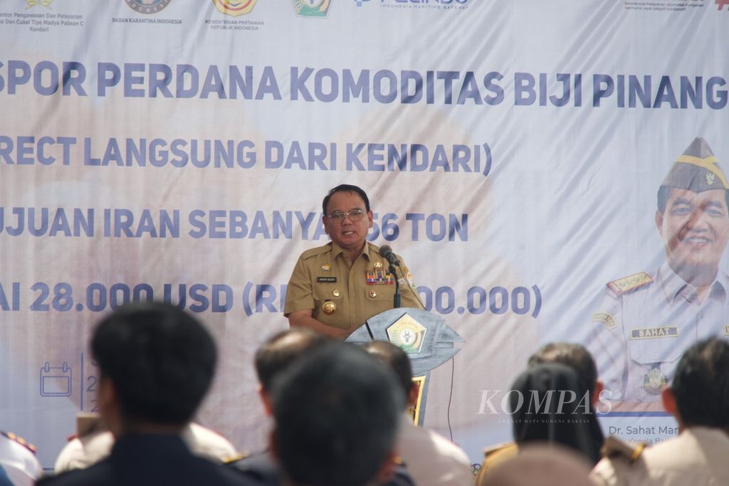 Penjabat Gubernur Sultra Andap Budhi Revianto di Pelabuhan Kendari, Sultra, Senin (29/1/2024).