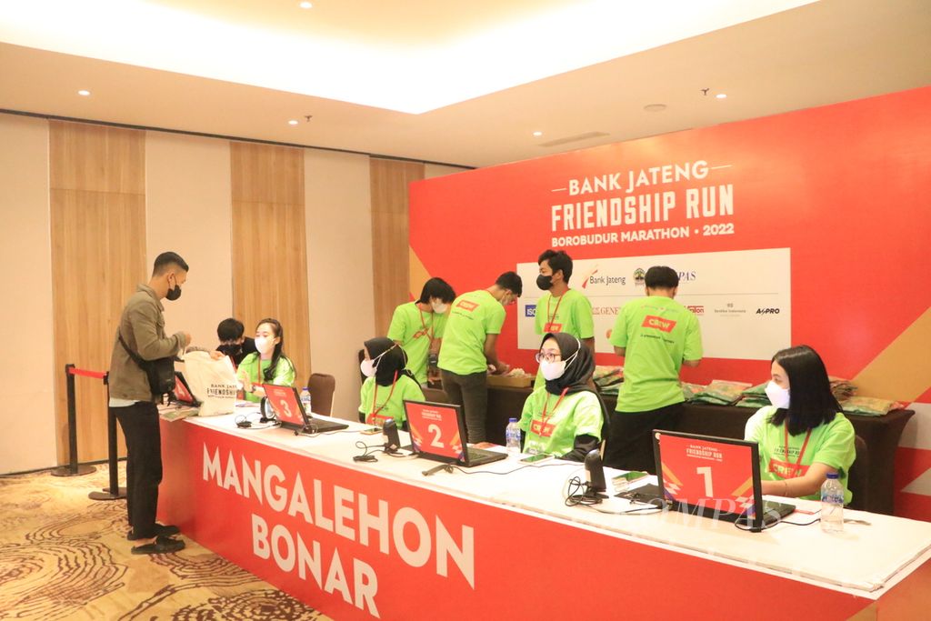 Para peserta lari mengambil <i>race pack </i>untuk Bank Jateng Friendship Run 2022, di Medan, Sabtu (24/9/2022). Friendship Run yang merupakan bagian dari Borobudur Marathon 2022 itu akan dilaksanakan di Medan, Minggu (25/9/2022). 
