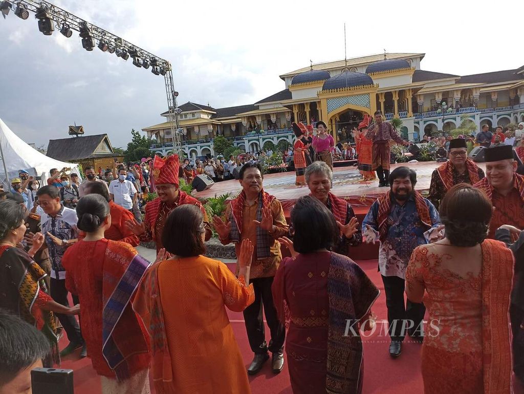 Wali Kota Medan Bobby Afif Nasution dan istrinya Kahiyang Ayu ikut menari dalam Kerja Tahun Merdang Merdem dilaksanakan di Istana Maimun Kesultanan Deli, Medan, Sumatera Utara, Rabu (29/6/2022). 