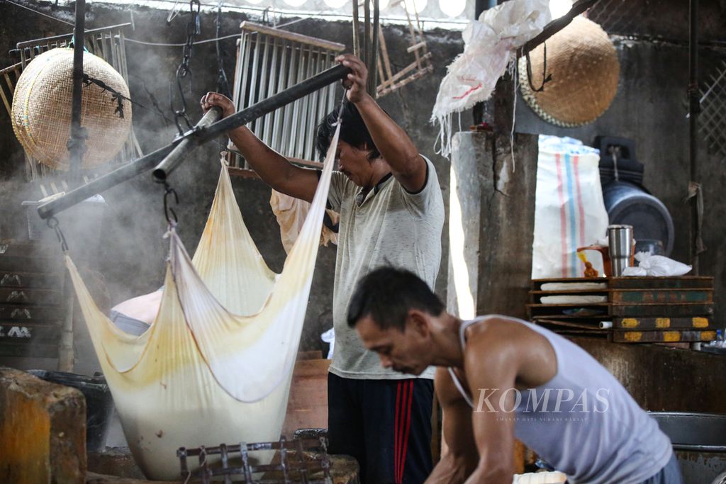 Aktivitas perajin tahu di sentra produksi tahu di kawasan Pancoran, Jakarta Selatan, Rabu (28/8/2024). 