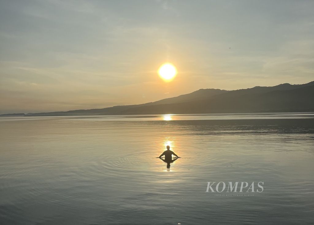 Matahari pagi di Larantuka, Kabupaten Flores Timur, Nusa Tenggara Timur, pada Selasa (5/3/2024). 