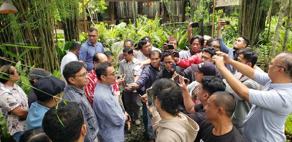 Gerakan Intelektual Salatiga Peduli Bangsa menyampaikan seruan keprihatiannya di hadapan media di sebuah restoran di Kecamatan Sidomukti, Kota Salatiga, Jawa Tengah, Rabu (7/2/2024). 